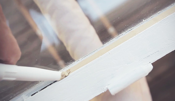 Fönstret förstörs av fukt