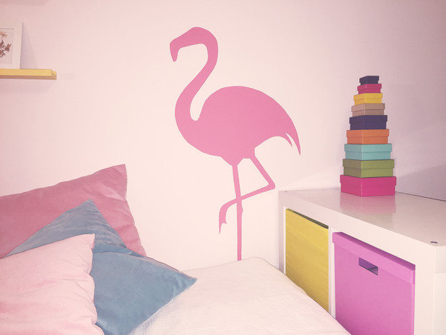 En bra pensel och lite färg var sedan allt som behövdes för att fylla i flamingon och ge barnrummet ett lyft.