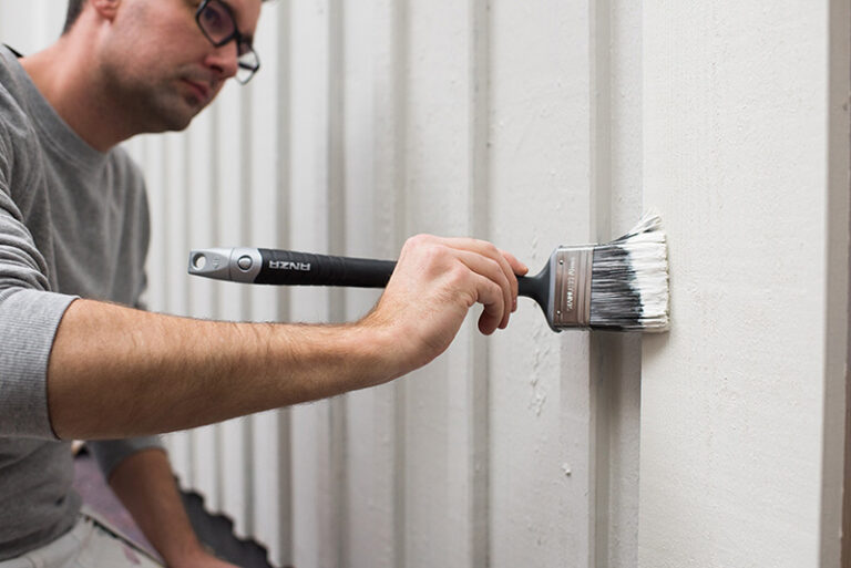 Platinum lång vinkelpensel används för att måla husvägg