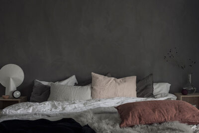 Kalkfärg vägg bakom säng
