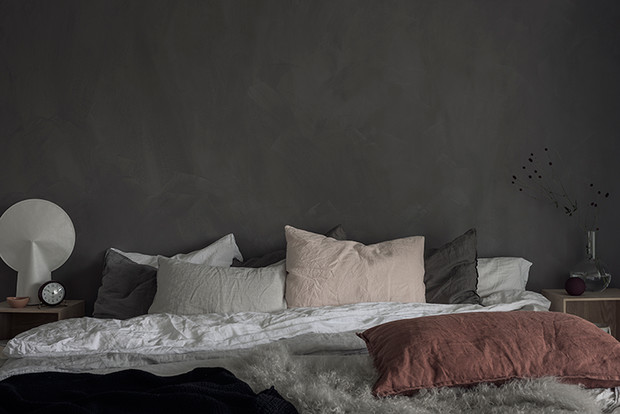 Kalkfärg vägg bakom säng