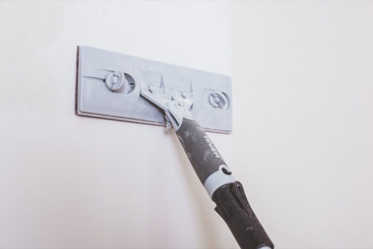 Slipa vägg med låsbart slipverktyg