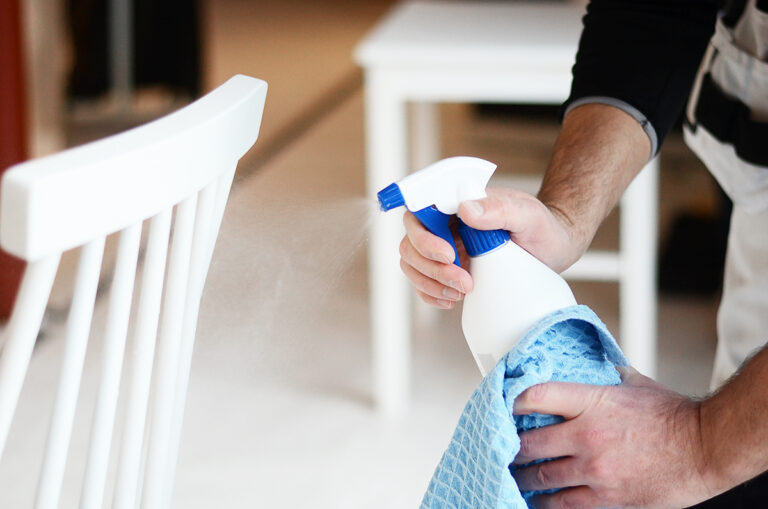 Sprayflaska med möbeltvätt för att rengöra stol inför målning