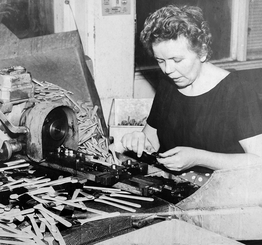 Kvinna monterar penslar i Anza fabriken. Svart vit