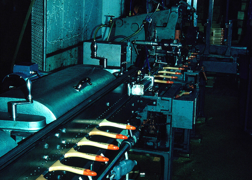 Penslar produceras i maskin i Anza fabriken