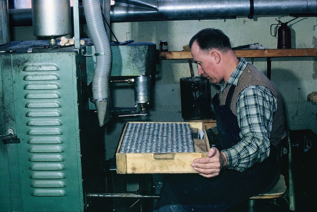 Man håller i låda med produkter i Anzas fabrik