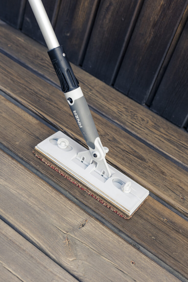 Altanverktyg 2-i-1 med appliceringsdyna för att få ett jämnt resultat när du behandlar din altan