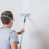 Slipa spacklad vägg med slipverktyg och förlängningsskaft