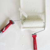 Titex Mini och Maxi liggandes med färg i ett färgtråg