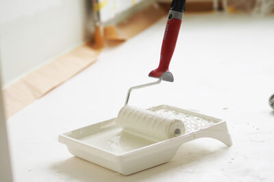 Måla vägg med långa vertikala drag