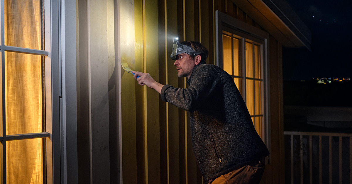 Man som håller i en pensel