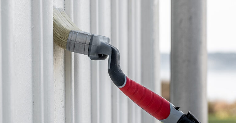Efterstryckningspensel på ett förlängningsskaft